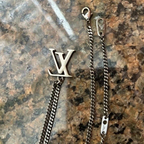 LOUIS VUITTON Adjustable Collier LV
Upside Down Necklace M62683 - Picture 2 of 10